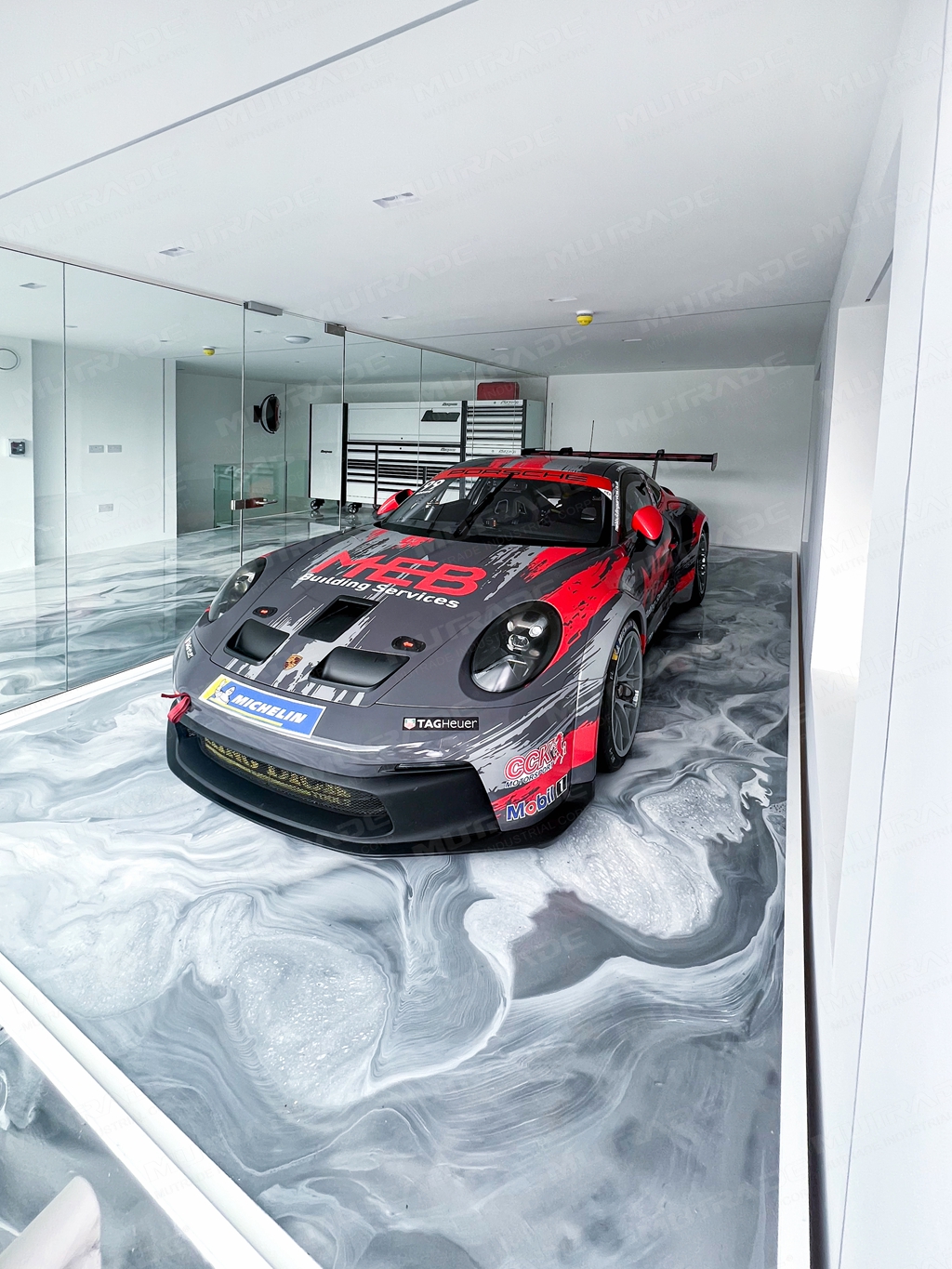 Private Garage Car Lift in England: How Mutrade S-VRC Creates Hidden Inter-Floor Parking مصعد السيارات الخاص بالمرآب في إنجلترا: كيف تقوم Mutrade S-VRC بإنشاء مواقف مخفية بين الطوابق